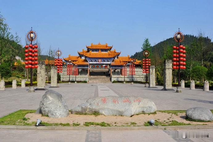 咏安阳灵泉寺
              符进朝
千龛灵刹倚翠微， 东魏遗风岁月