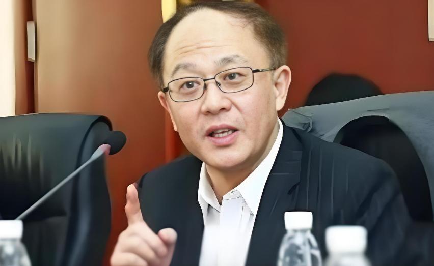 中美“差距”究竟在哪？邱震海语出惊人：“中国辛辛苦苦在14亿人中培养人才，老美是