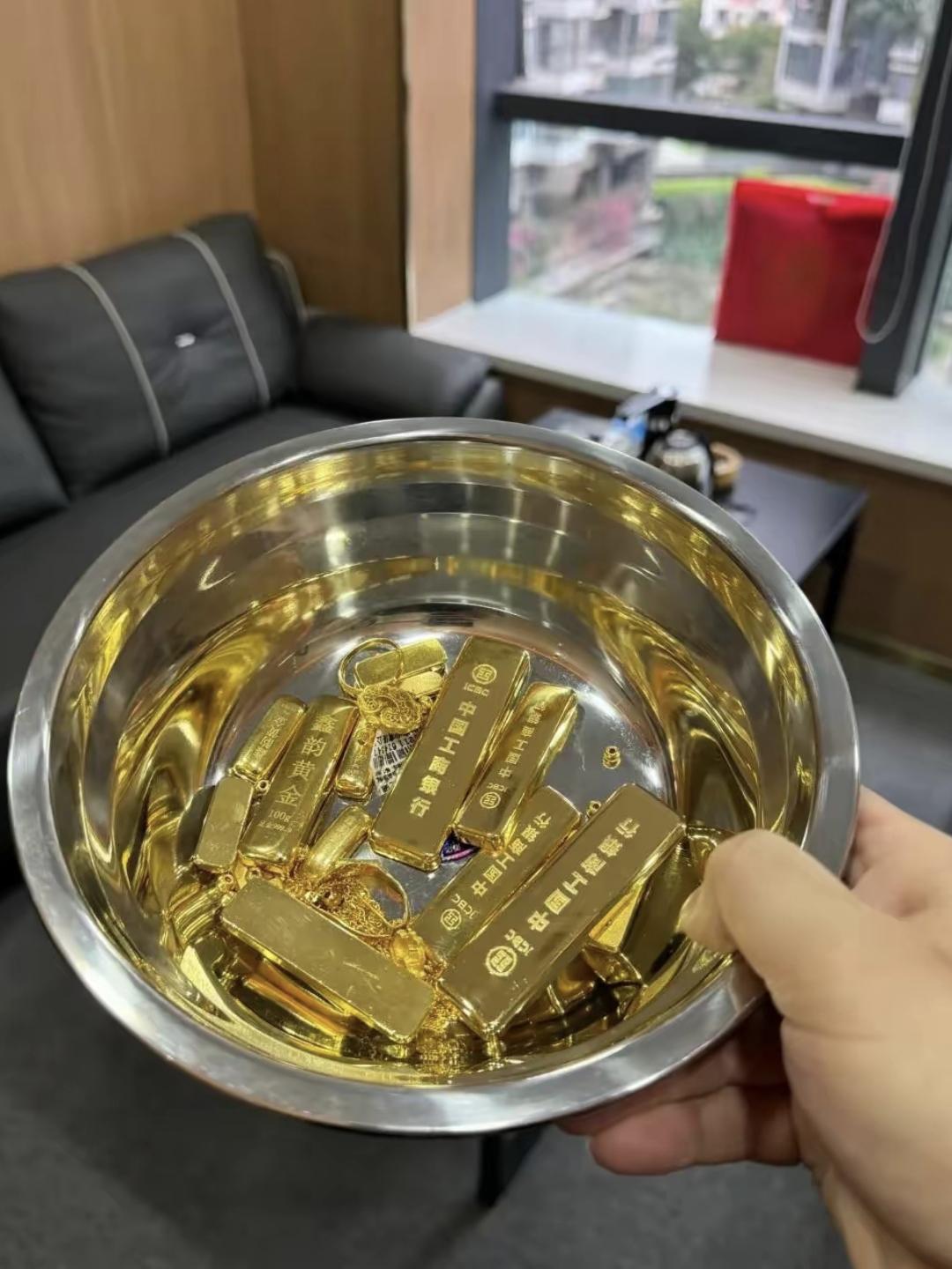 200克金条赚麻了？
现在卖还是再等等，这账得算明白！
 
2022年听银行侄女