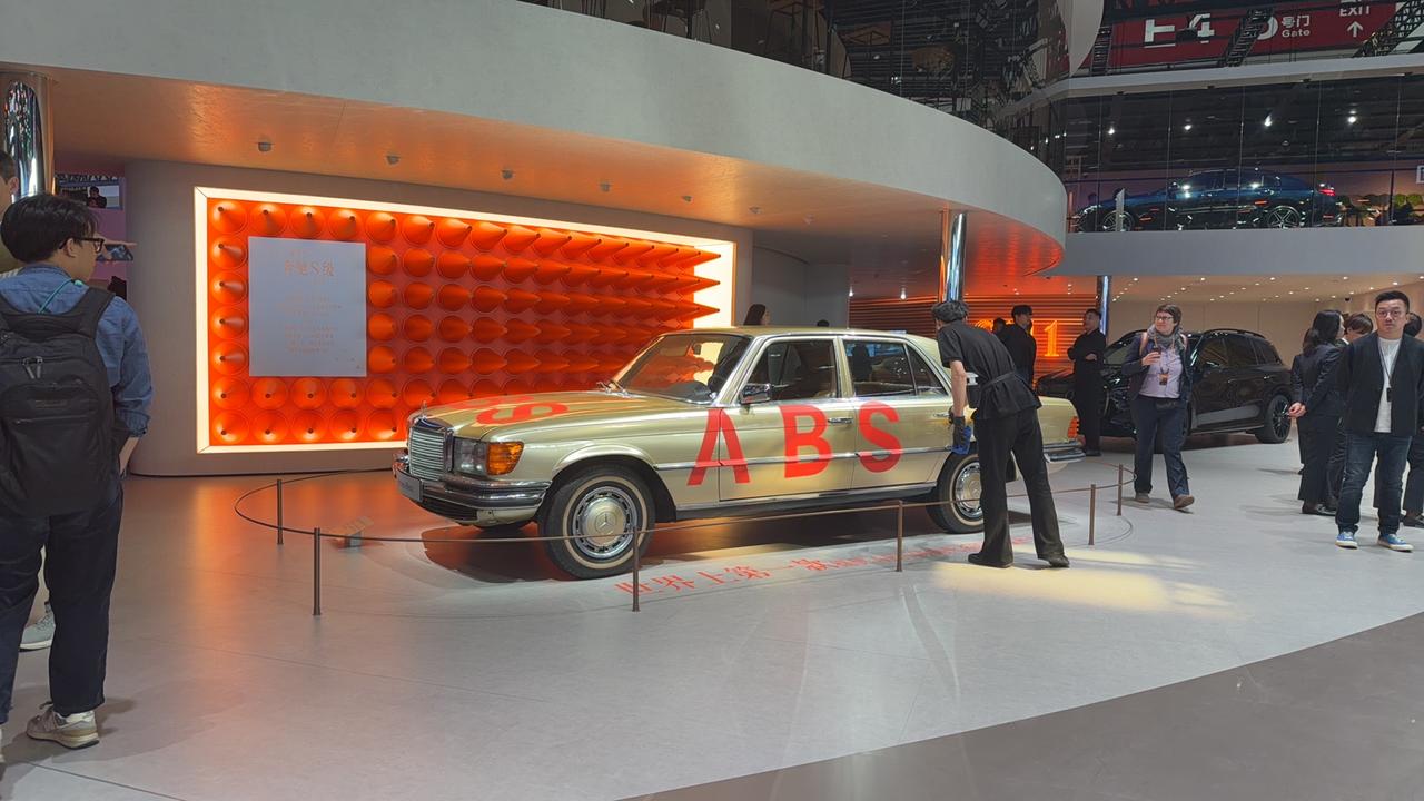 这次车展，奔驰和保时捷都带了自家的古董车，奔驰甚至都把汽车鼻祖，奔驰一号请了过来