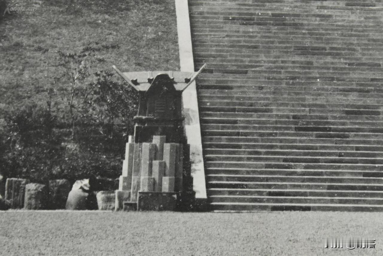 还有什么比掠夺来的基石上矗立起和平牌坊更讽刺的事？
 
在日本宫崎县，一座194