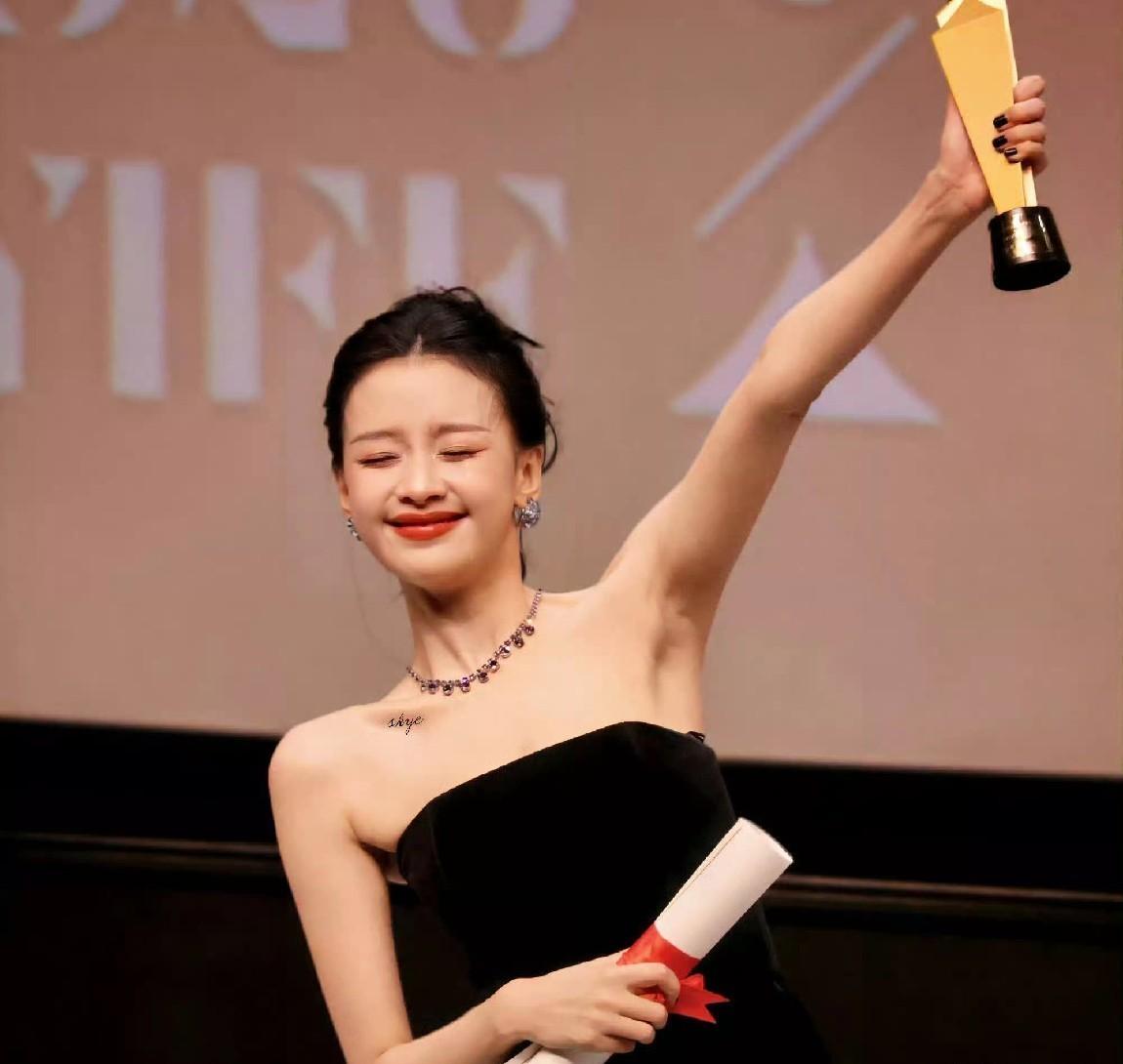 前夫鼓掌，婚姻落幕，两人终成陌生人还是朋友。
孙怡在平遥拿了影后，台下坐着董子健