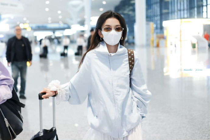 宋祖儿给站姐送一周年礼物祖儿真的是很真诚的一个小女孩呀听说粉丝开站一年还送了粉丝