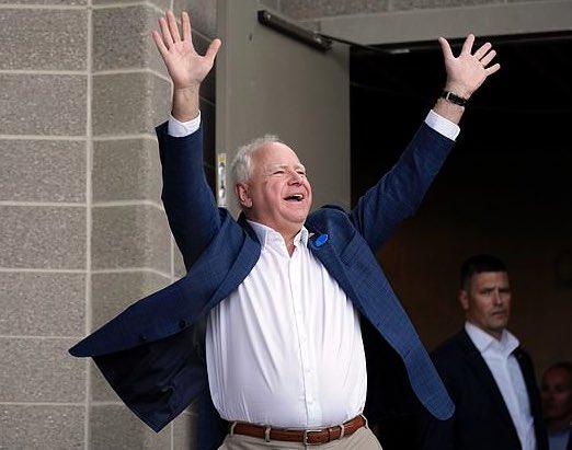 突发新闻：塔克·卡尔森表示，副总统候选人提姆·沃尔兹“看起来超级超级像同性恋。”