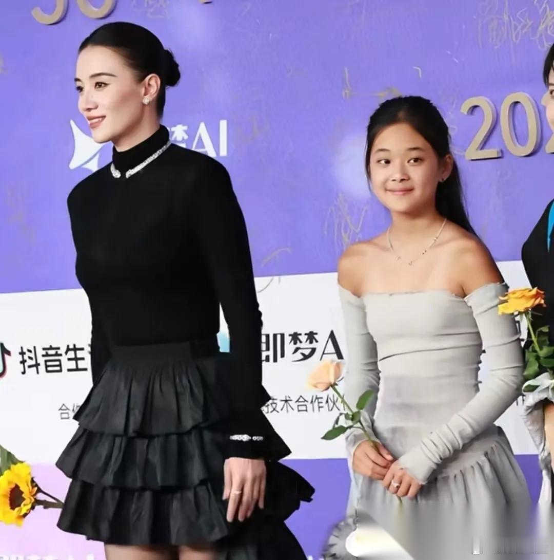 梅婷没没陪女儿走红毯， 可以理解。 但是孩子颁奖典礼上穿的衣服，是不是该用点心啊
