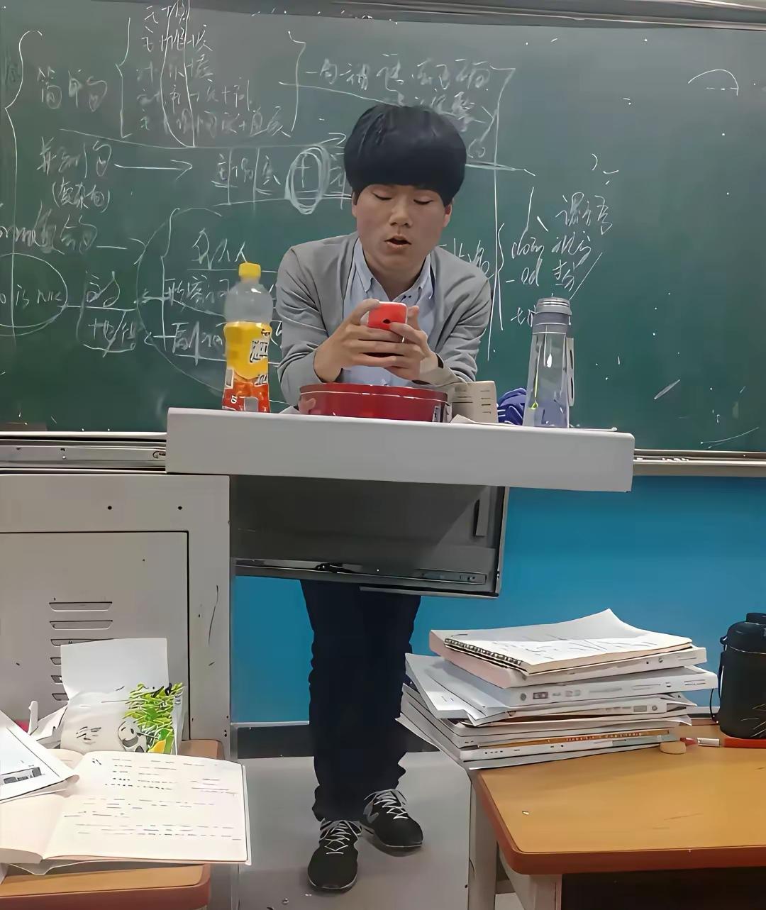 2015年的董宇辉大概想不到，十年后他会和胖东来站在同一个销售数字上。
 
那时