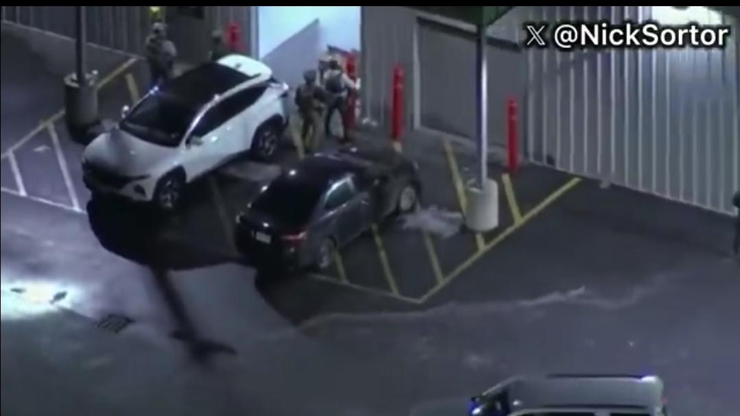 新闻快讯——FBI包围新罕布什尔州塞勒姆市一处仓储设施，该设施与布朗大学枪击案嫌