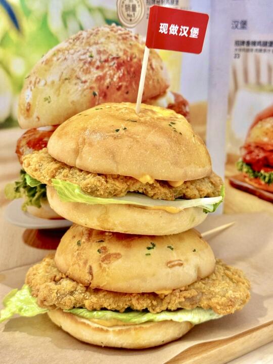 必胜客比萨堡比我老板画的饼还脆😂😂