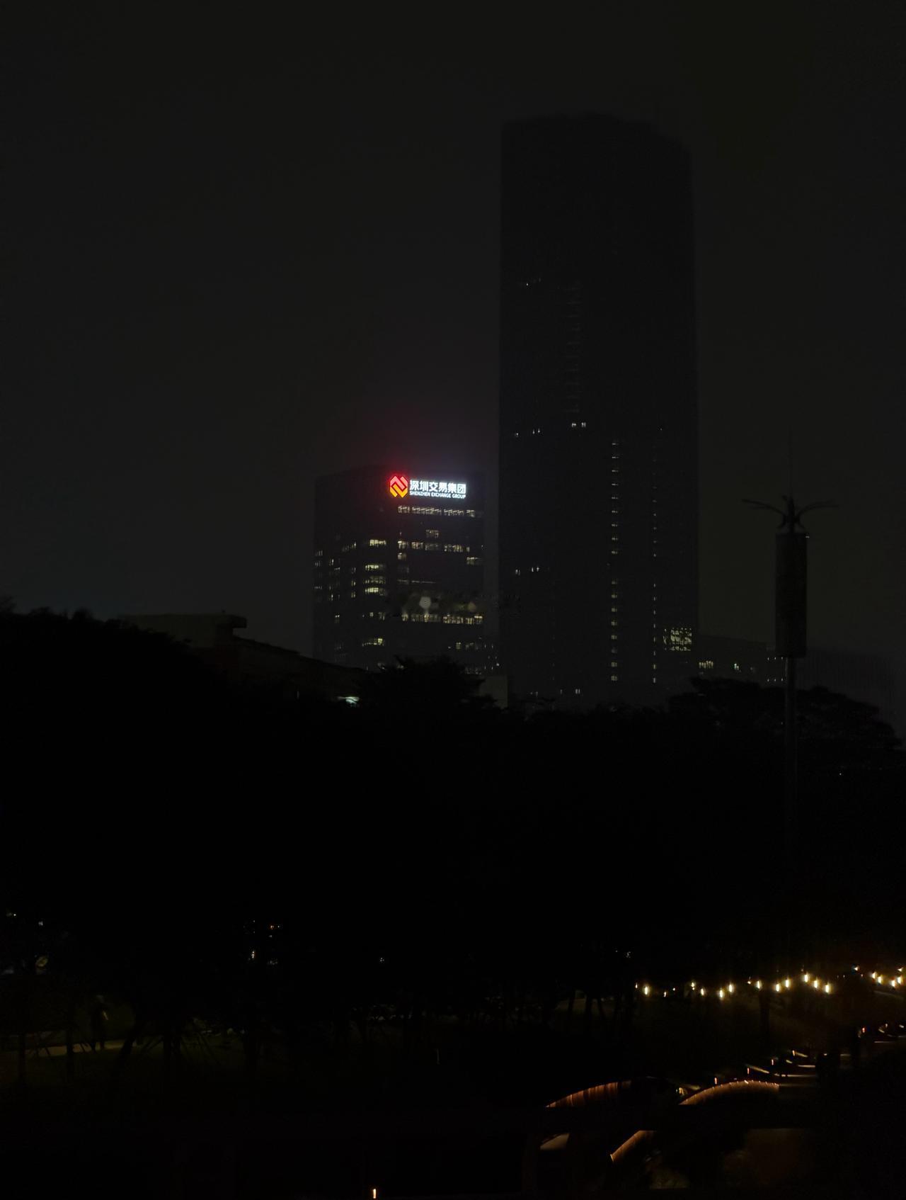 翻深了，晚高峰
路过西丽的本科“小清华”
深圳职业技术大学
西丽这里在修路
期待