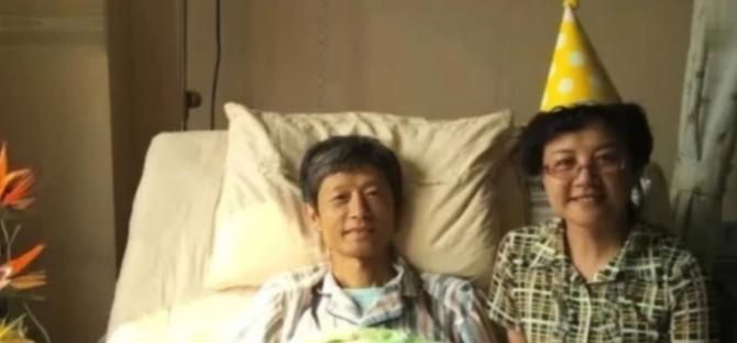 2016年，艾跃进的妻子陪着他一起庆祝了最后一次生日，照片上的他脸上带着微笑，但