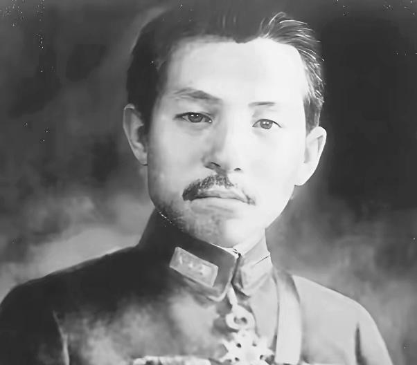 1929年，杨宇霆和常荫槐带着全副武装的亲兵来见张学良。

少帅笑呵呵留他们吃饭