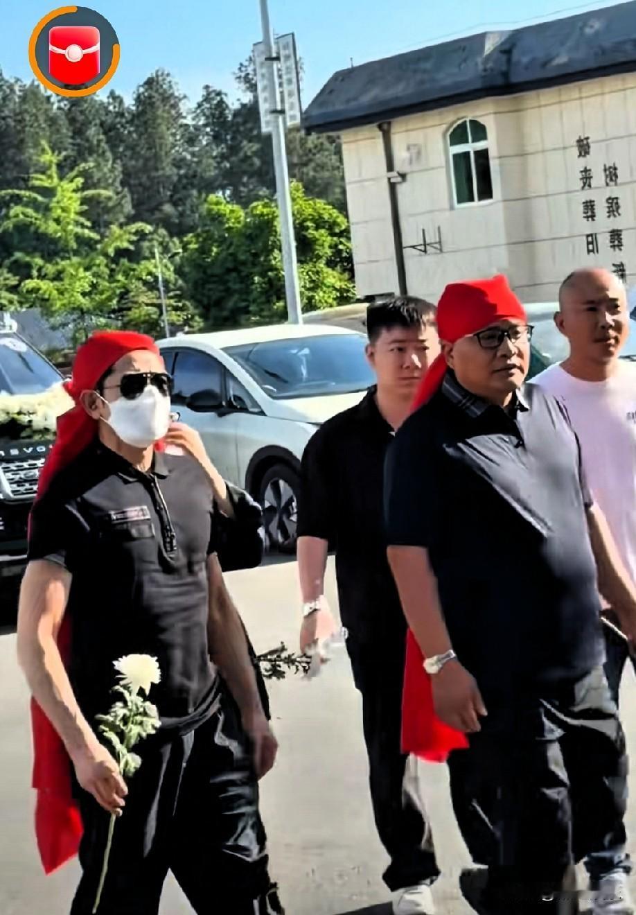 谁能想到，天王郭富城有一天会跪在安徽小县城的殡仪馆里，头上还顶着一顶红孝帽？
