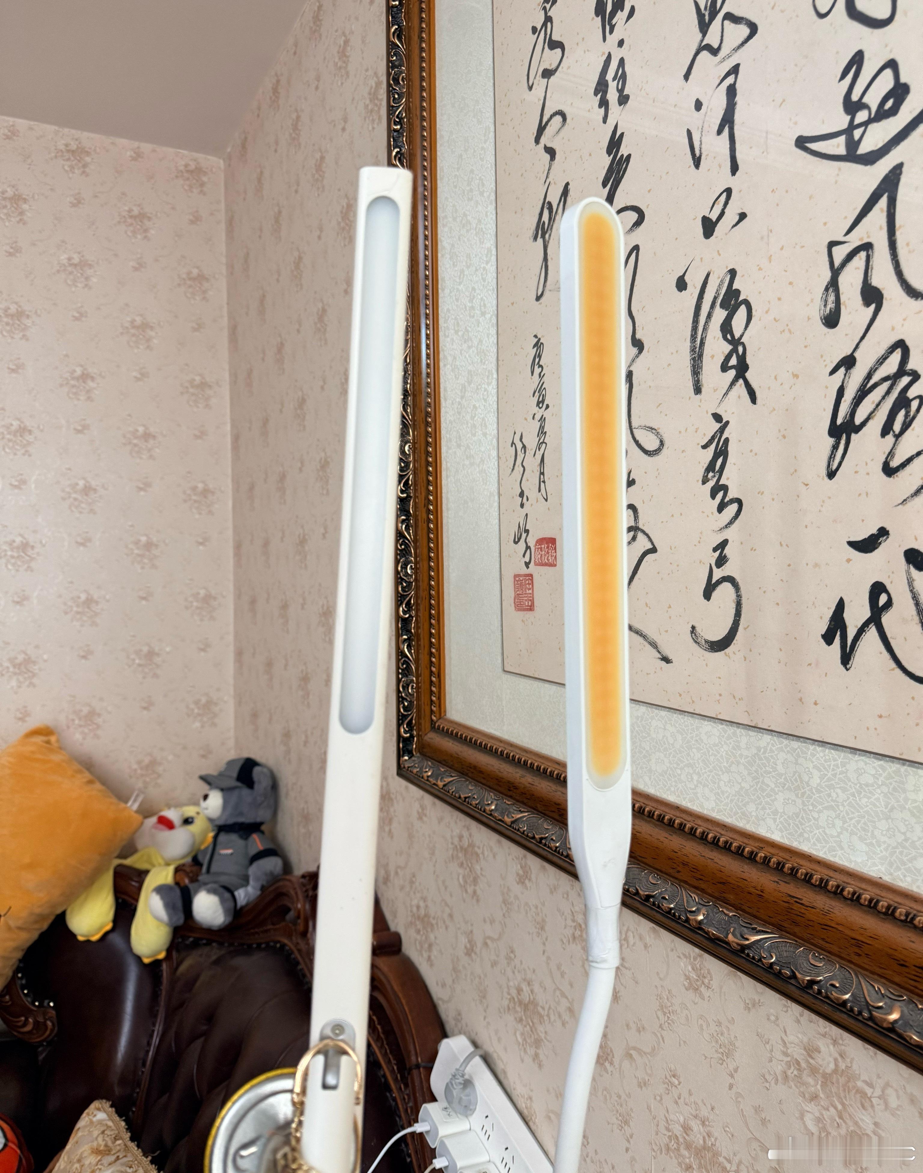 右边这个松下台灯是不是太垃圾了？买来的时候和左边米家一样是白色的，现在被自己的l