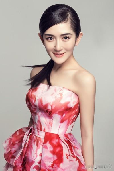 第一，她长期主持国民综艺《快乐大本营》。这档节目陪伴很多观众成长，谢娜活泼搞笑的
