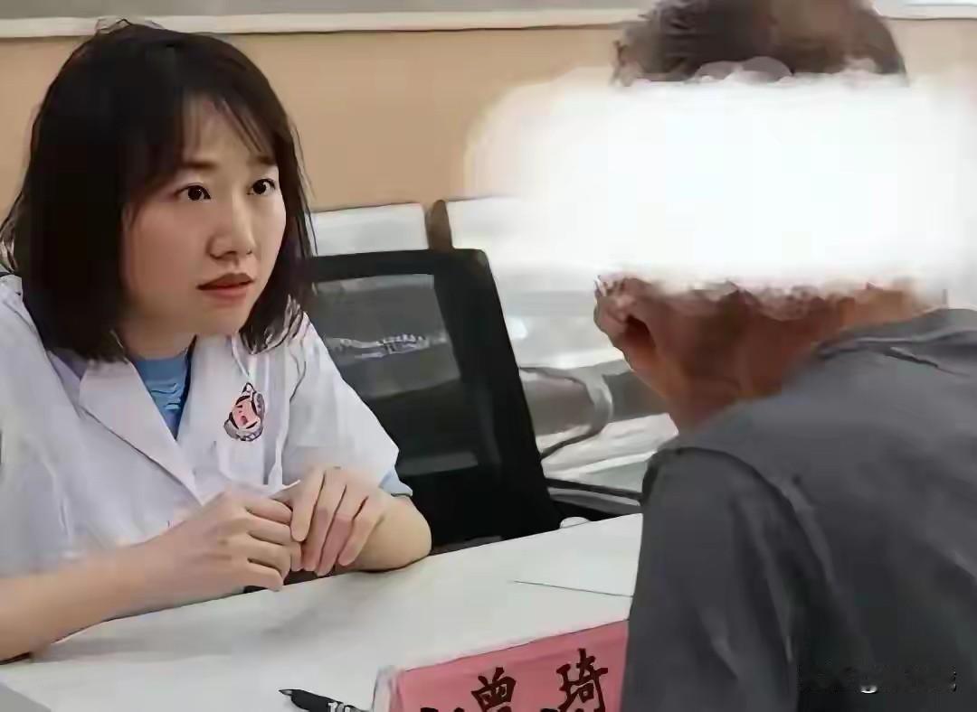 曾医生时隔多日又回到了她曾经工作过的岗位，她的医术还是不容小觑的，刚坐诊她的号就