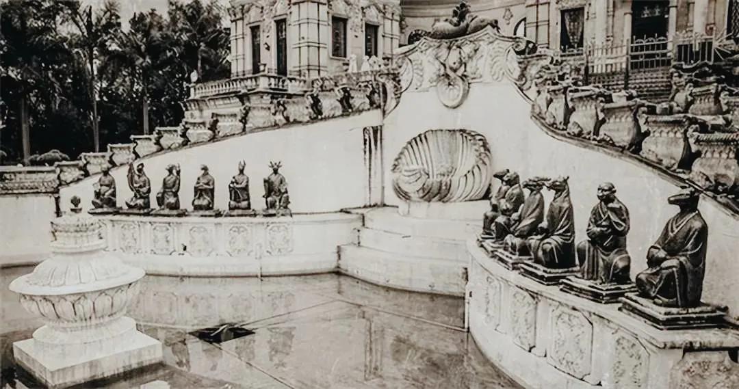 1900年，八国联军入侵北京，圆明园成为了他们的抢劫目标。八国联军在圆明园内进行