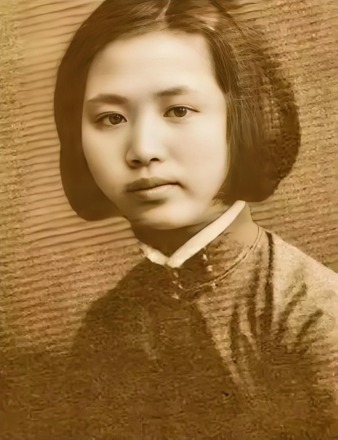 1942年，怀孕的楚青到上海执行任务，期间去投奔父亲詹克明，并在10月生下了一个