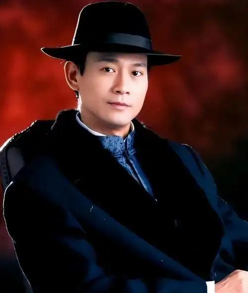 郑少秋与谢贤是最懂得做大明星的人，他们懂得在何时展现魅力，呈现最佳形象给观众。