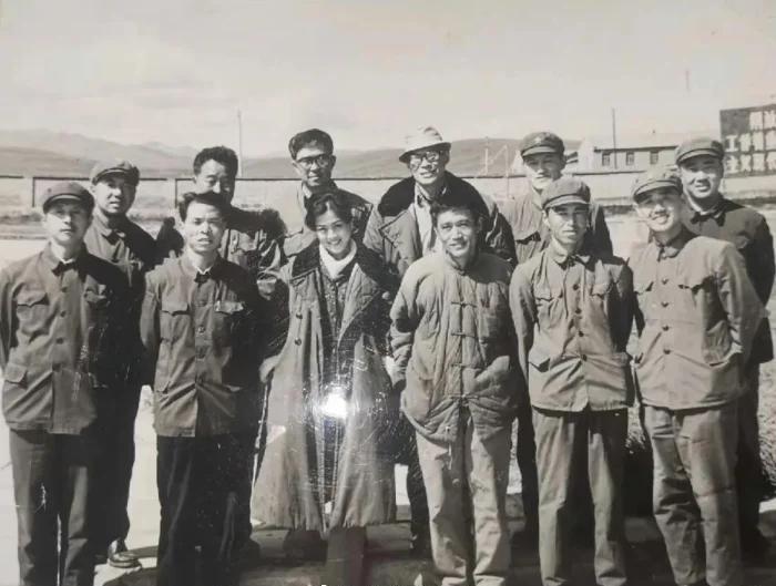 1982年，电影《牧马人》在甘肃山丹军马场取景期间，导演谢晋带着剧组主创、演员和