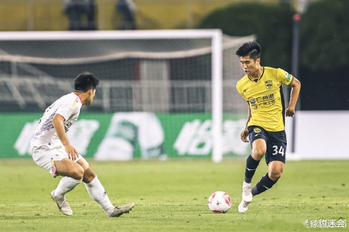     侯煜，2001年1月31日出生，广东梅州人，身高180cm，司职中场。 