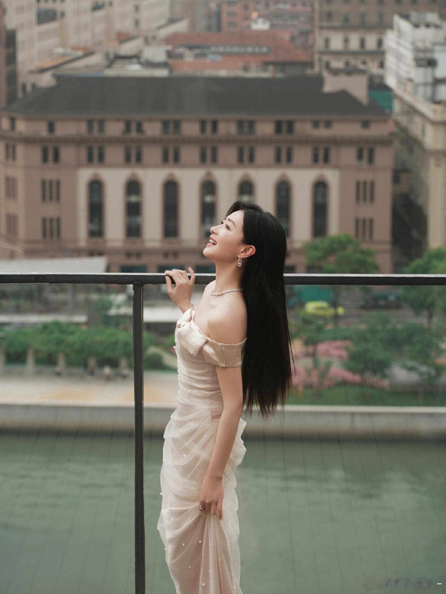 万茜清冷御姐西装造型万茜玫瑰色西装造型亮相活动，收腰扭结设计勾勒优越线条，冷感短