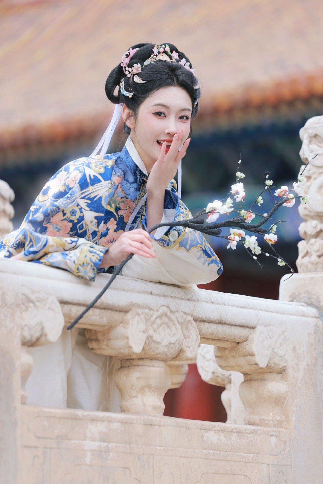 宣璐明制汉服美成啥了 宣璐这组明制汉服造型杀疯了！素白披风配蓝金刺绣，毛领温温柔