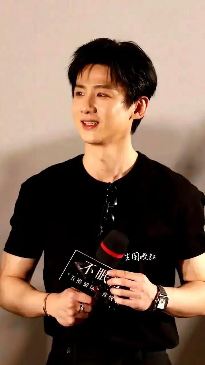 白敬亭没签公司，钱全进自己口袋，也要独自扛下45%的个税。

这家伙像个孤勇者，
