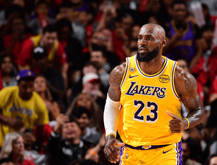 詹姆斯去年首轮G4打46分钟输球，今年首轮G3打45分钟逆转