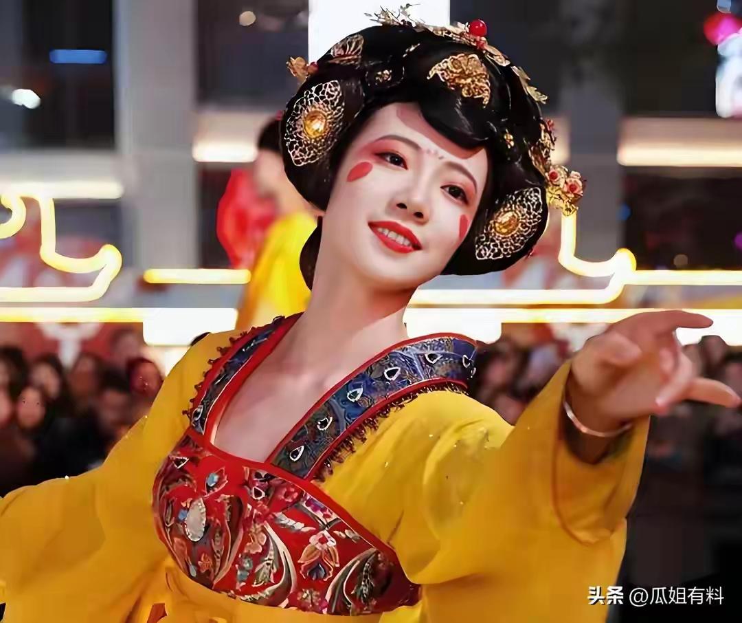 曾几何时，随着不倒翁行为表演的热度提升，万民嘱目下小姐姐也火啦，当年据传其商业价