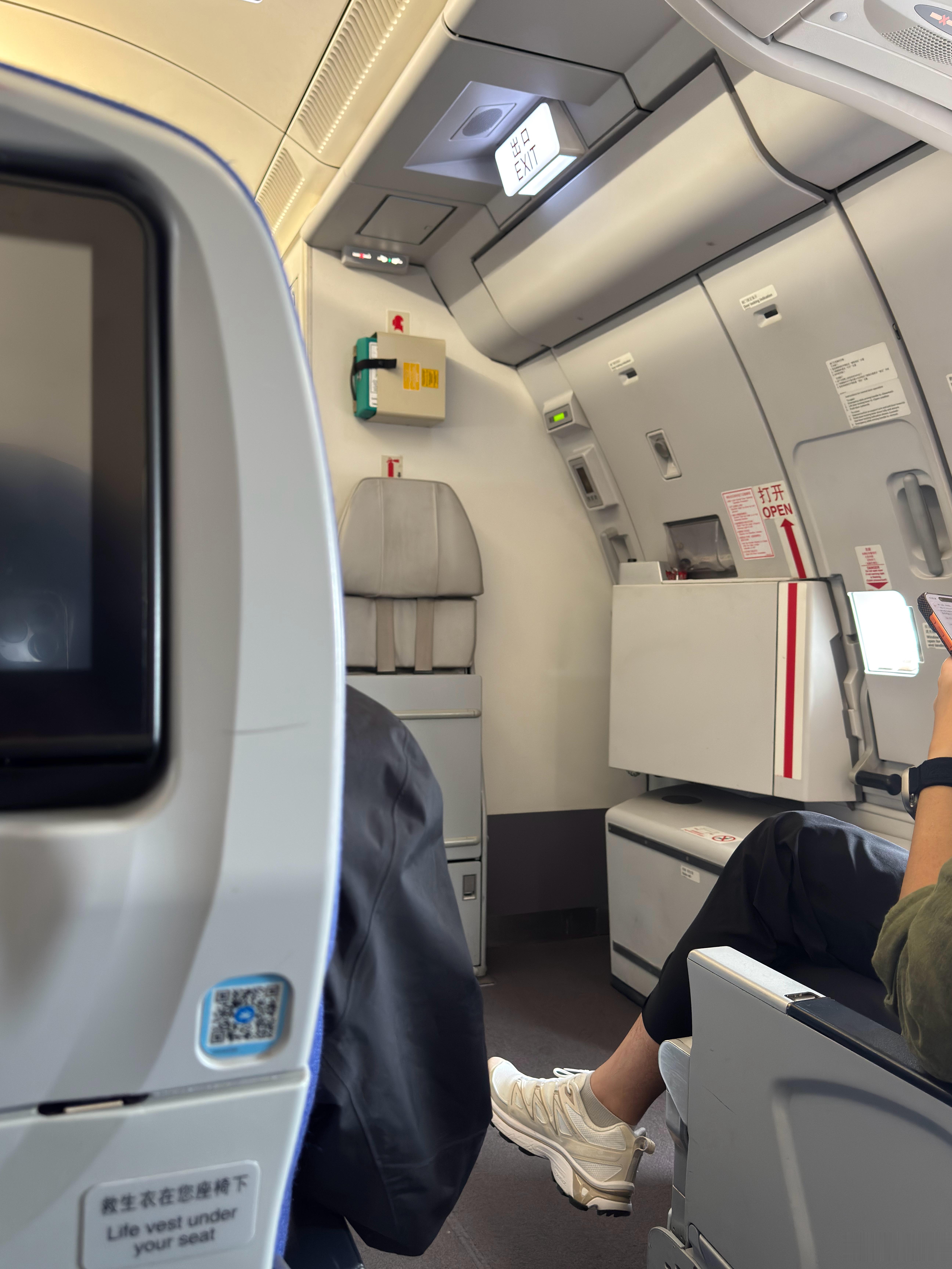 出差最难受的就是来生理期，现在肚子疼也不知道是昨晚吃火锅的原因，还是因为痛经