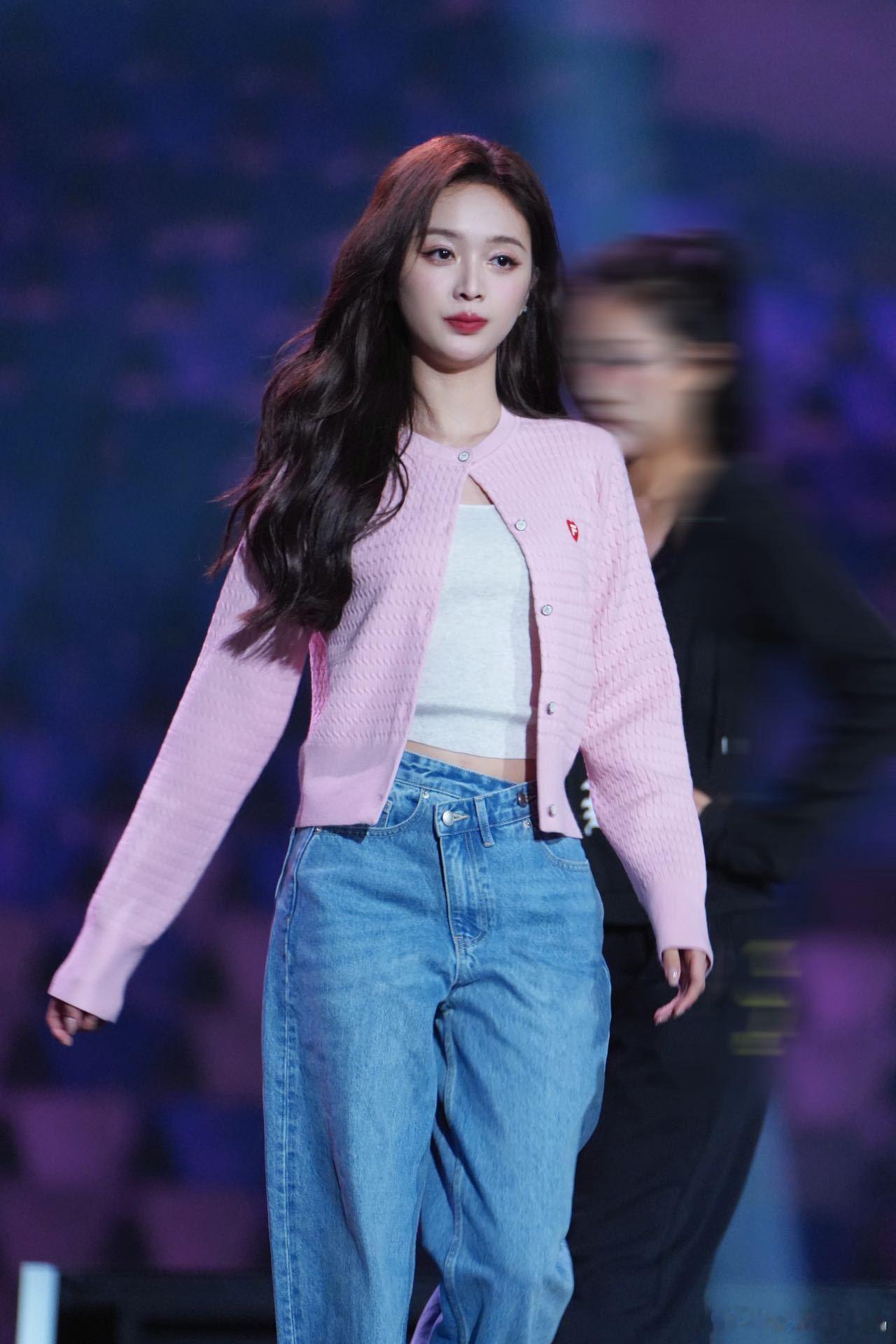 看到吴宣仪的脸可以原谅全世界 说真的，吴宣仪的颜就是我的情绪解药，精致大气又灵动