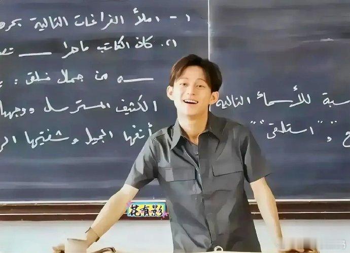 这要是放在当年，何炅何老师那也是绝对的小鲜肉儿呀！下图为何老师早期在北京外国语大