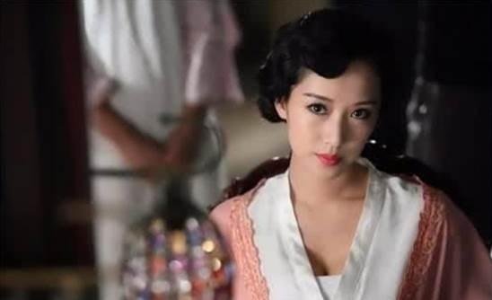 1925年，27岁露兰春伺候完57岁的黄金荣，便泛起恶心去洗手间干呕。擦完嘴巴后