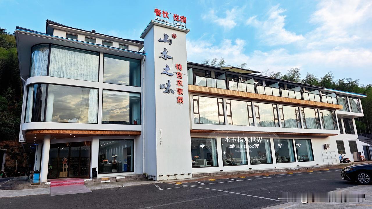 穿行宜兴竹海连绵的翠色之间，清风裹挟竹香漫过肩头，徒步跋涉过后，总想寻一处临山而
