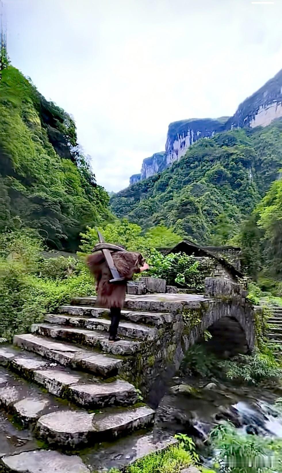 刚在福建南靖塔下村随手拍的原图，连滤镜都没加，镜头框进去的刚好是一人一桥一溪一屋