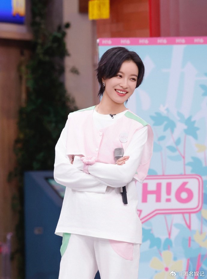 倪妮倪妮牛仔背带裤好青春你好星期六被倪妮出场惊艳到！活泼舞蹈 + 背带裤，青春气