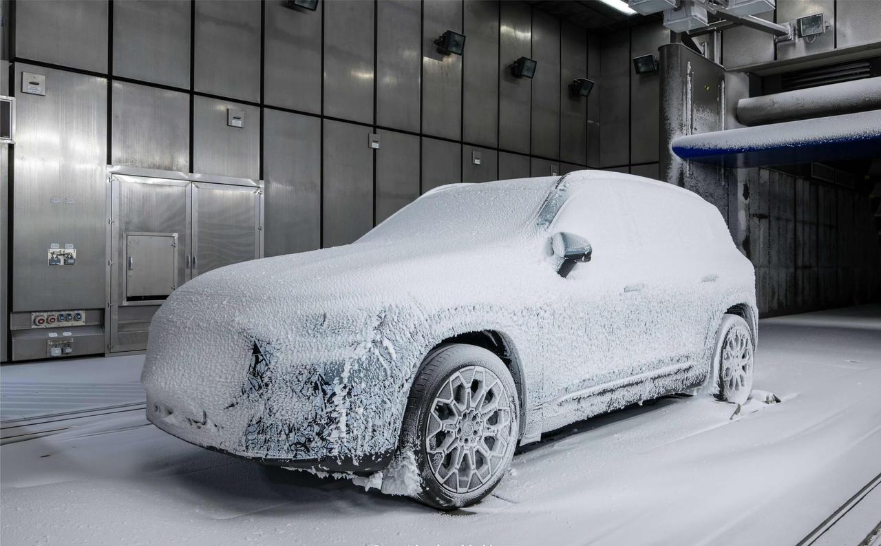 奔驰新一代GLB这内饰官图一曝光，就狠狠把豪华与科技焊死在一块了。贯穿式三联屏太