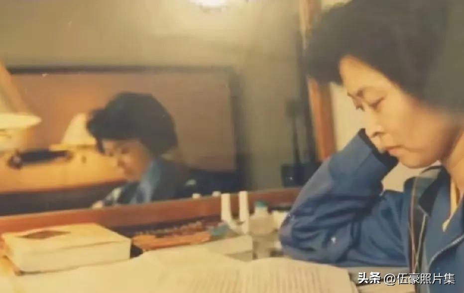 年轻时的敬一丹录播节目前认真审稿时的一幕。她17岁下乡，在林场5平米广播站当播音