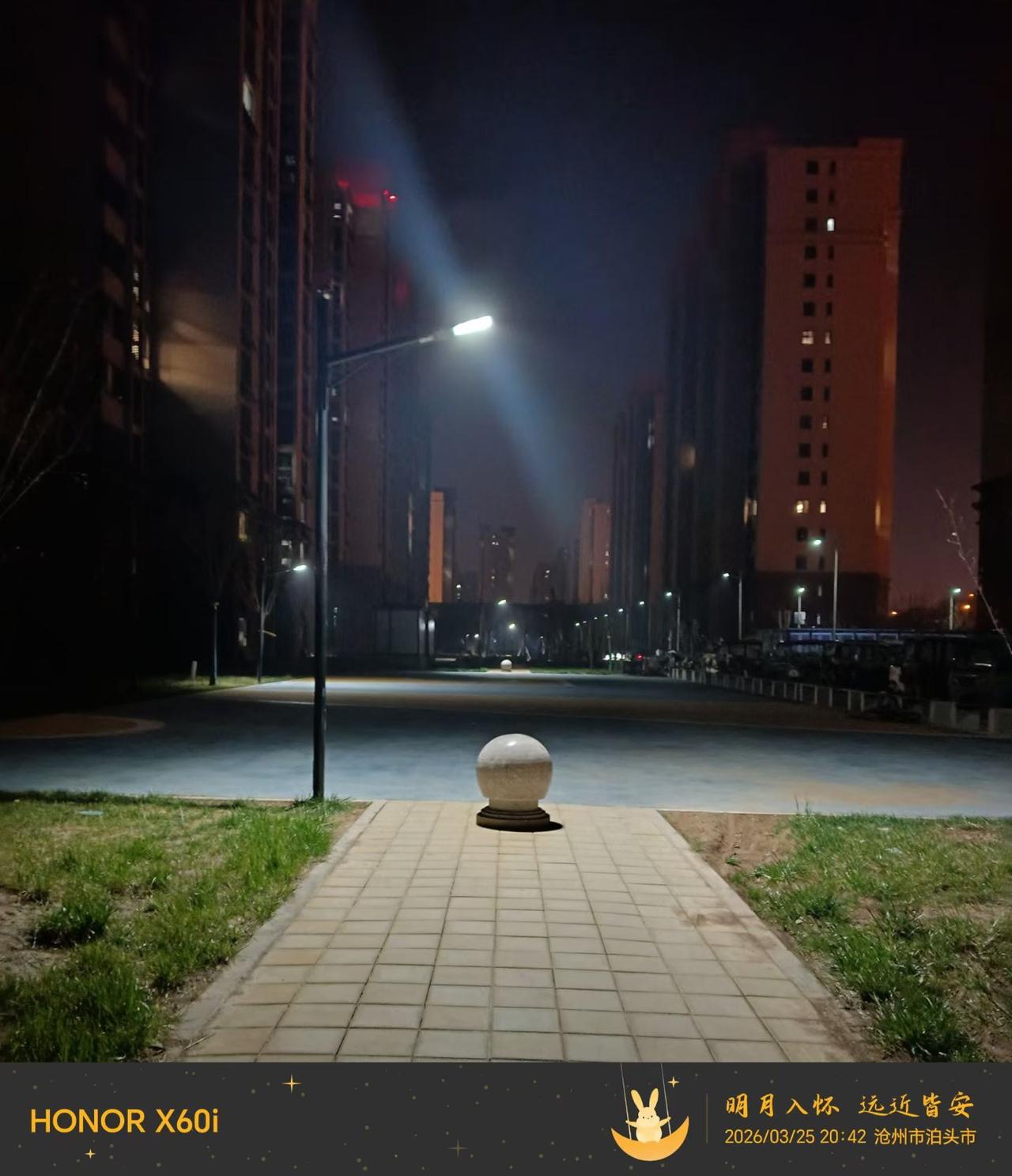 分享一张街景照片夜色清凉，灯光明亮；万籁俱寂，安享太平。每日分享夜景 城市夜景照