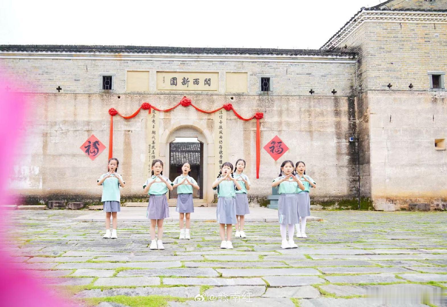 龙南乡音展示客家文化魅力 近日，世界客属第7届青年大会青少年推广曲《月光酿山歌》