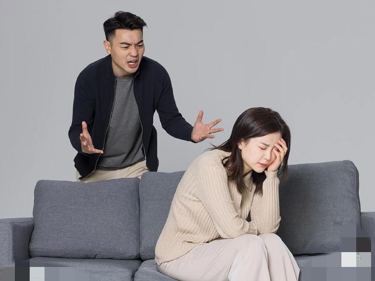 真的太让人唏嘘了！
婚内出轨被当场抓包，丈夫一气之下扇了几巴掌，妻子竟直接

从