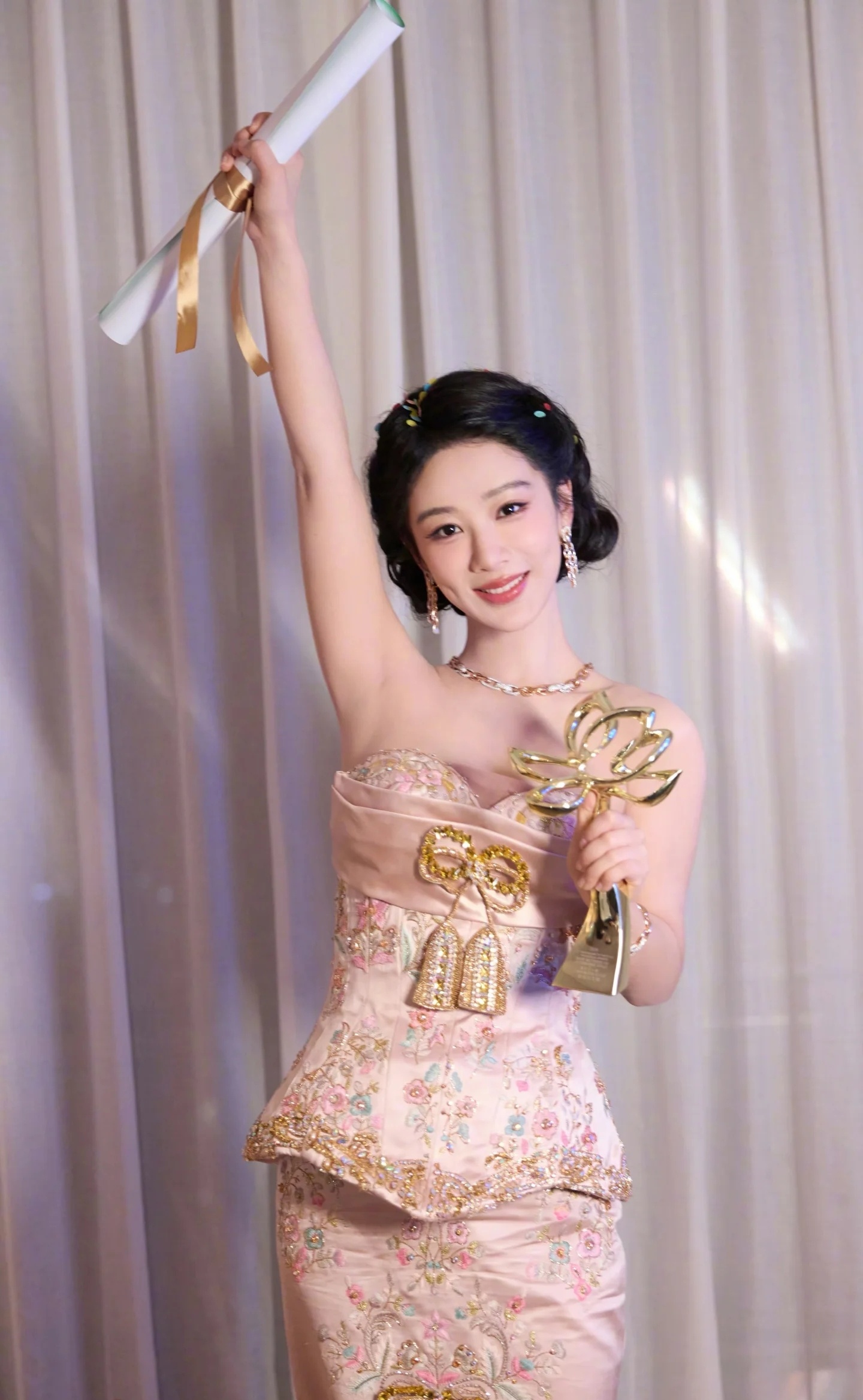 杨紫身份证上就是杨紫杨紫早年就改了户口，身份证真名就是杨紫，不是艺名，祝她拍戏一