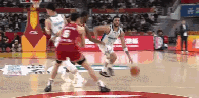 迪亚洛在马上要踩到对手时双手抓筐保持稳定，这样做真是太聪明了！
2月6日CBA常