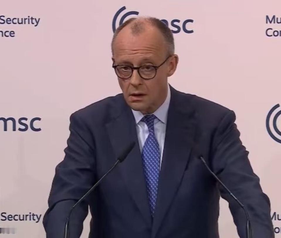 当地时间2月13日，第62届慕尼黑安全会议刚拉开帷幕，默茨就当着一众参会者的面，