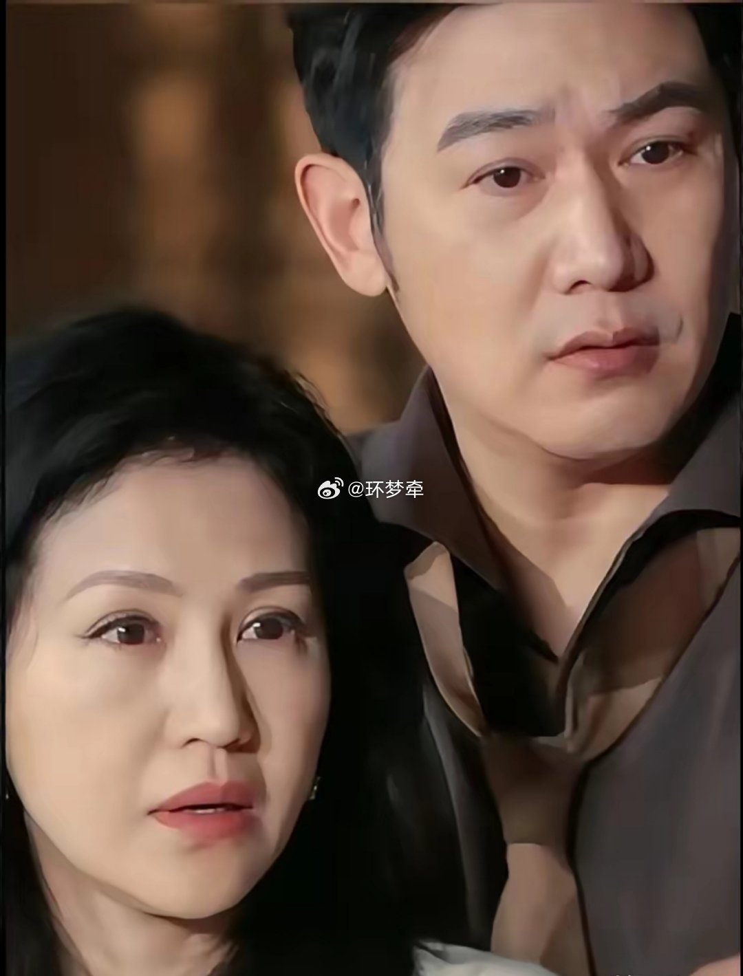 明明他倆头发黑黑的，为啥一眼就看出已经五十多了 