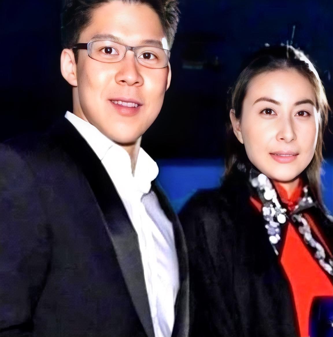 刷到这张照片，瞬间被两人从容温和的气场戳中。

据悉，这张照片拍摄于2012年，