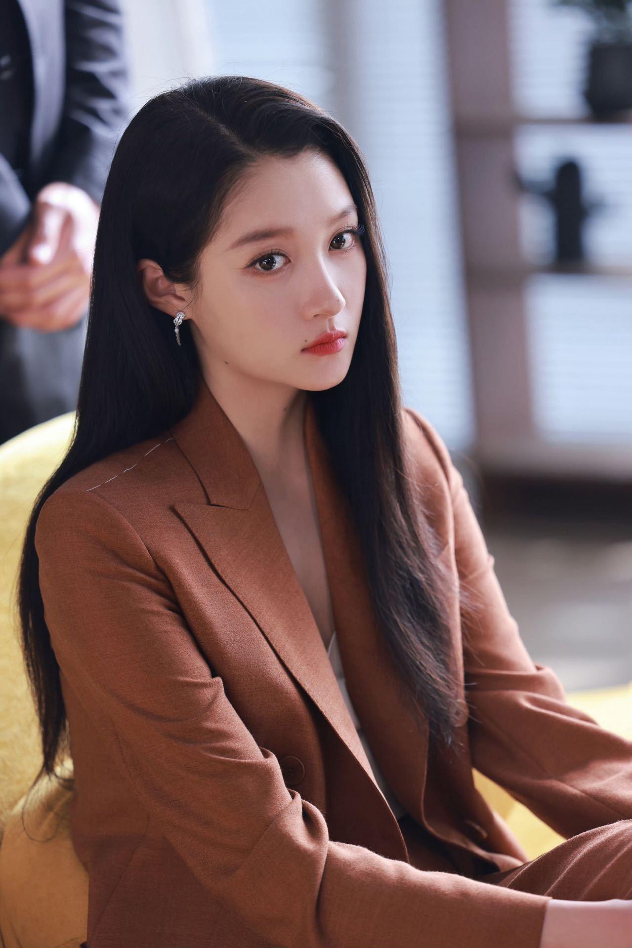 关晓彤女总裁look  关晓彤这一身西服真是绝了，走路带风，霸气侧漏。要是能做她