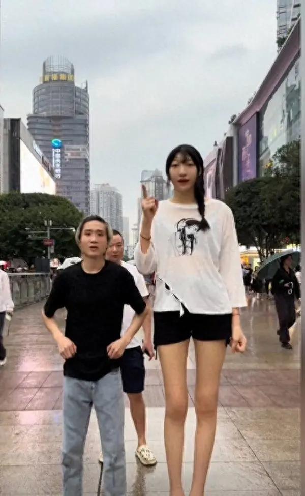 高低搭配，干活不累！2米10的四川姑娘找了一位1米68的重庆“小盆友”做情侣。未