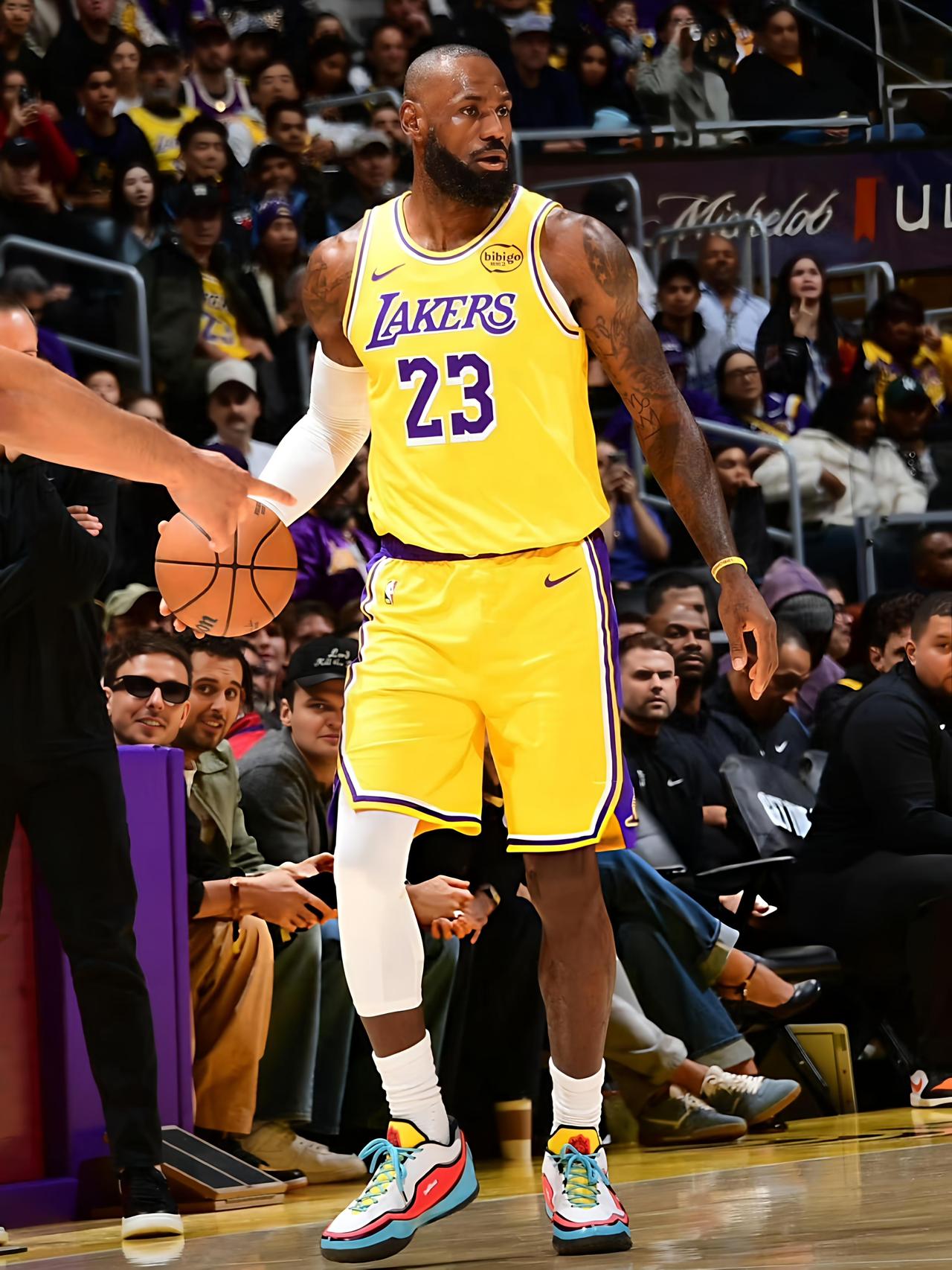 在纪录面前！球队输赢不值一提！
在今天湖人对阵太阳的比赛中再次出现争议一幕，第四