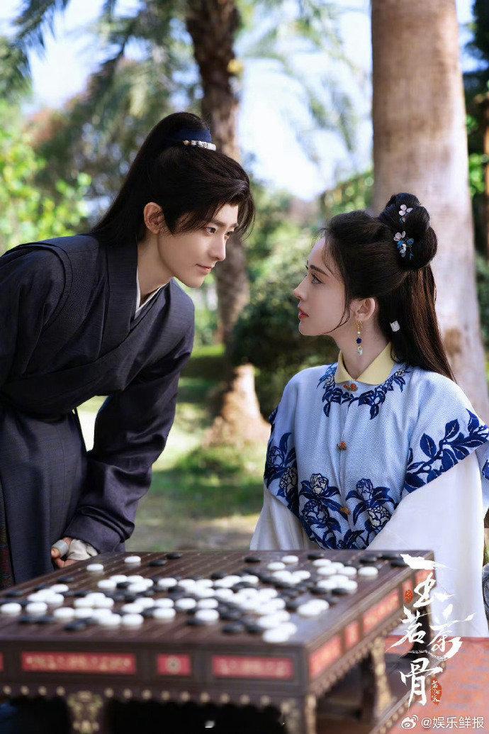 于正晒侯明昊娜扎对视照于正谈如何维持一个好的心态救命！于正这波 “投喂” 太及时